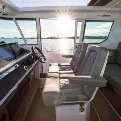 Intérieur cabine luxueuse du taxi bateau Axopar — sièges confort