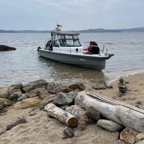 Taxi bateau Water Taxi Boat amarré sur une plage de la Côte d'Azur