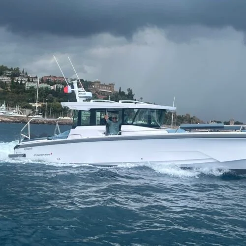 Taxi bateau Axopar en navigation sur la Côte d'Azur — transfert maritime rapide